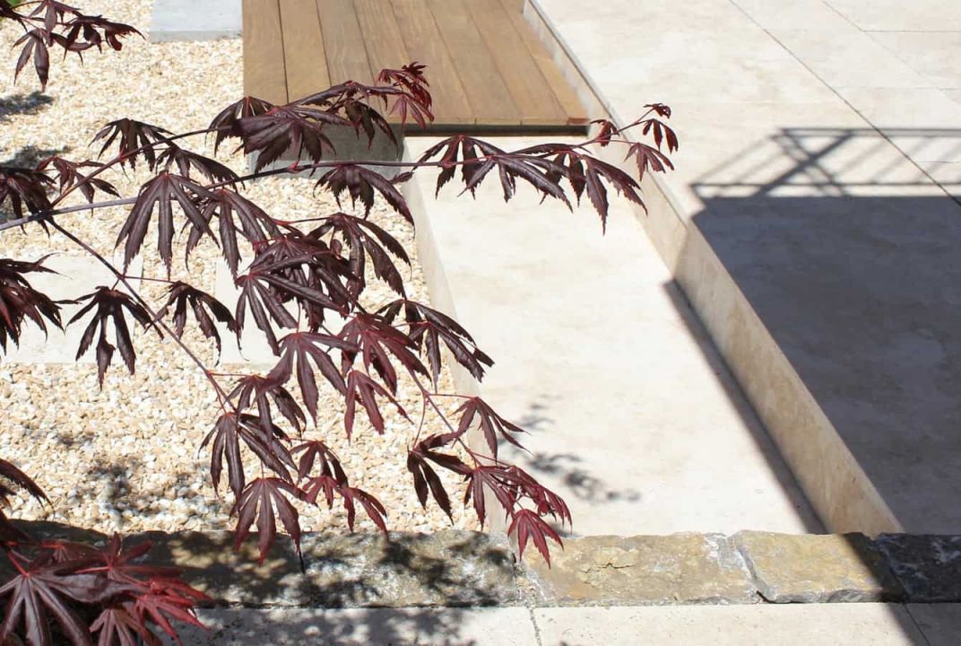 Gartengestaltung mit Holzdeck Kiesfläche Trittplatten Travertin Terrasse