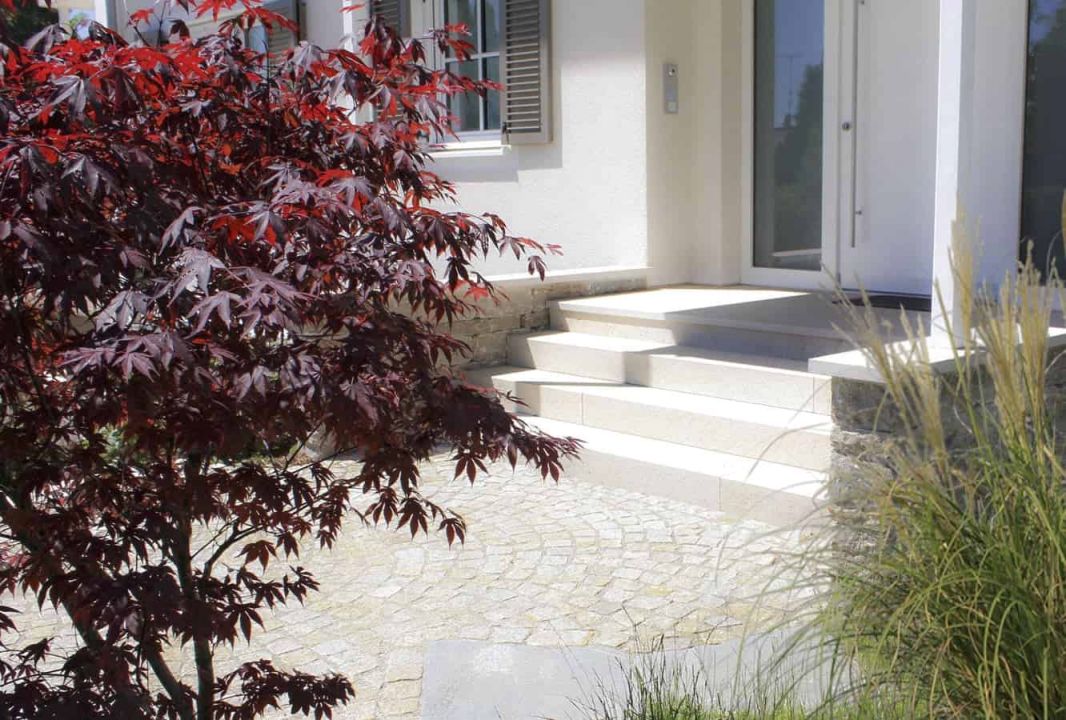 Gartengestaltung mit Jura Stufen Granit Eingang roter Ahorn