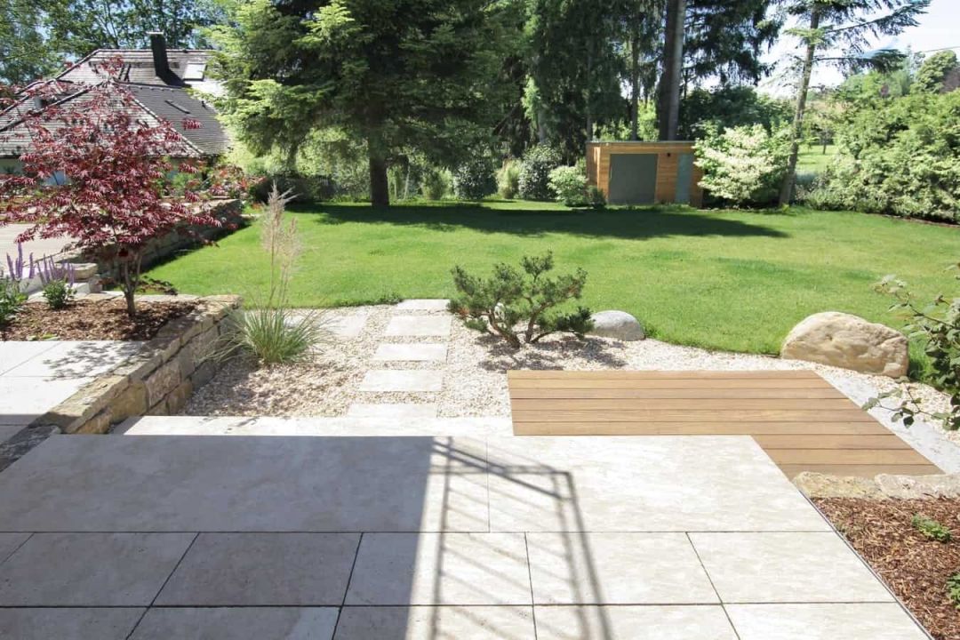 Gartengestaltung mit Terrassierung Holzdeck Gartenhaus Trittplatten